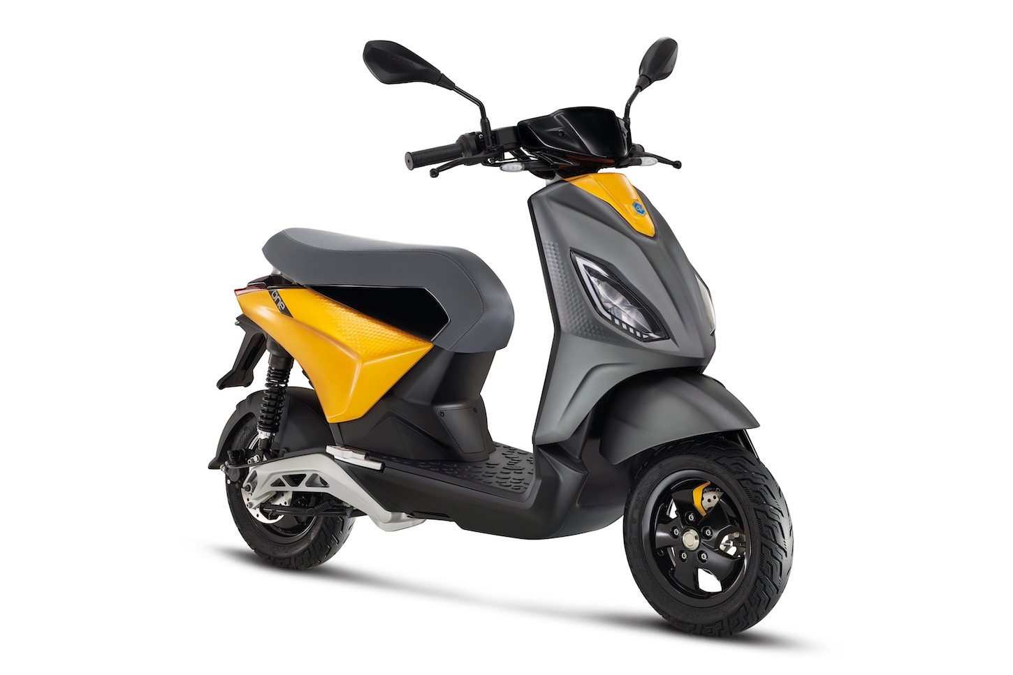 Piaggio ONE è uno scooter elettrico moderno per giovani e non solo 1