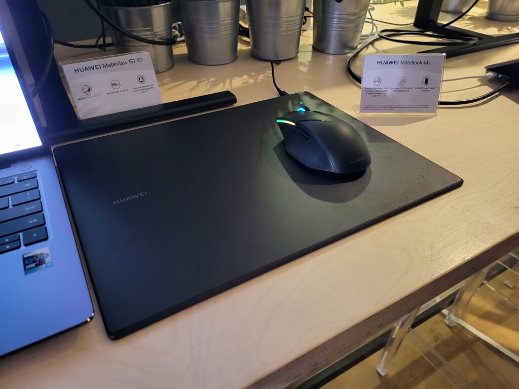 Huawei lancia MateView GT in Italia insieme un paio di accessori per notebook 16
