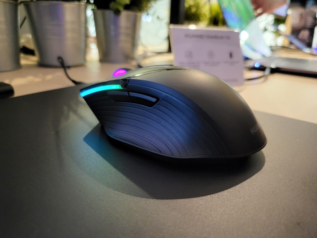 Huawei lancia MateView GT in Italia insieme un paio di accessori per notebook 15