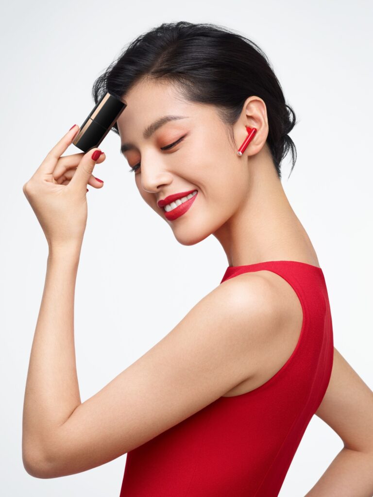 No, questo non è un rossetto, sono le cuffie Huawei FreeBuds4 Lipstick 2