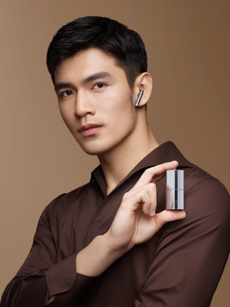 No, questo non è un rossetto, sono le cuffie Huawei FreeBuds4 Lipstick 8