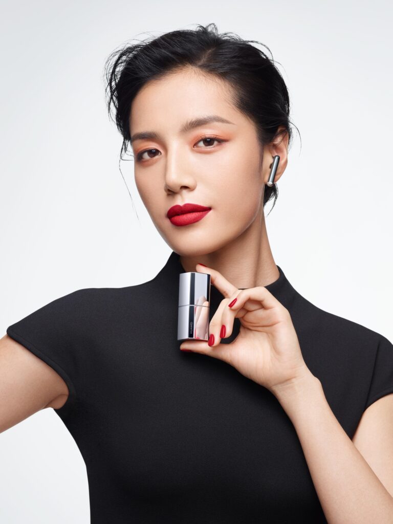 No, questo non è un rossetto, sono le cuffie Huawei FreeBuds4 Lipstick 9
