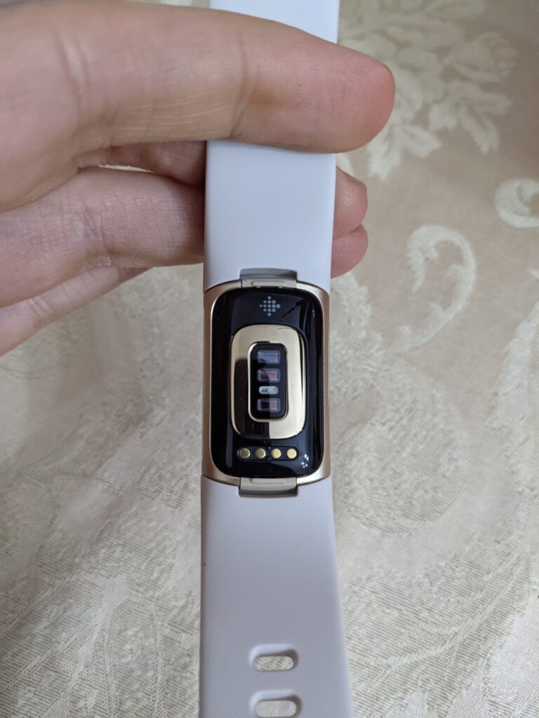 Fitbit Charge 5 è inferiore alle aspettative e a mezzo servizio, anche se funziona bene 3