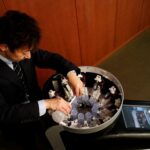 Un professore giapponese crea un insolito "display saporito" che va leccato 1