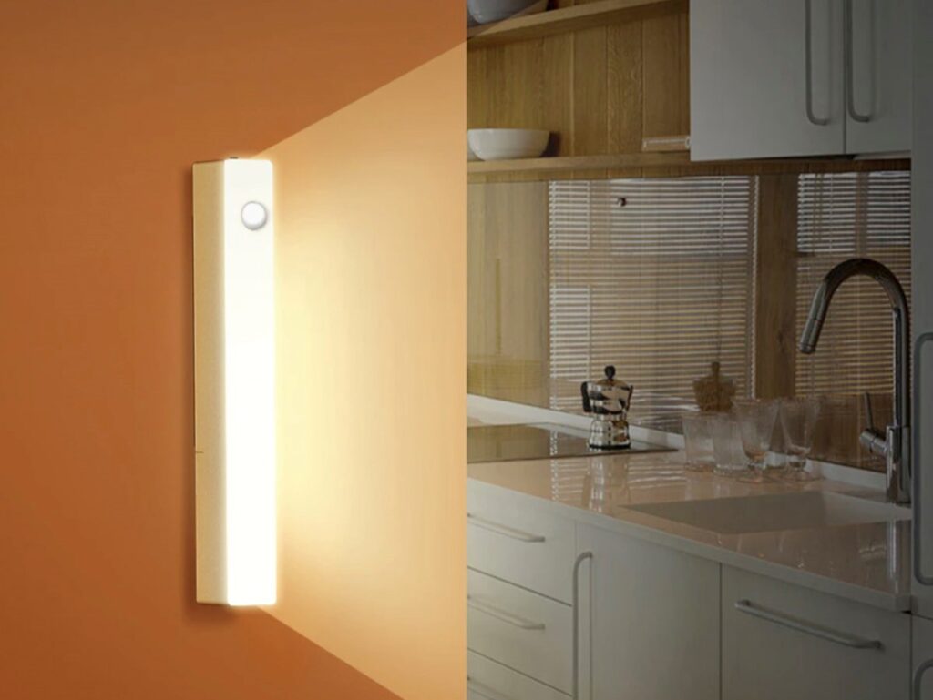 Questa particolare lampada Mini LED Yeelight costa circa 10 euro 5