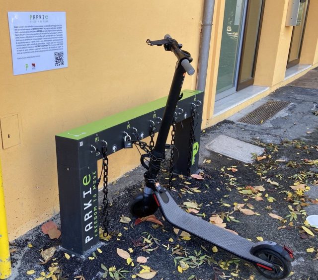 La rastrelliera Parkie per parcheggiare i monopattini