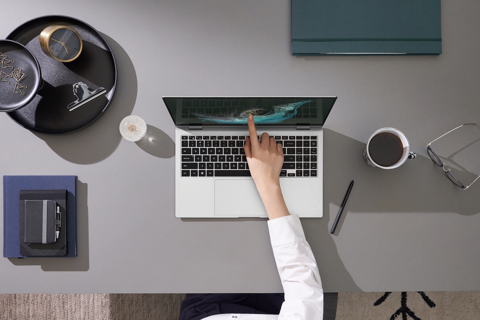 2 402 Galaxy Book2 Pro 360 15 Silver Handson HI