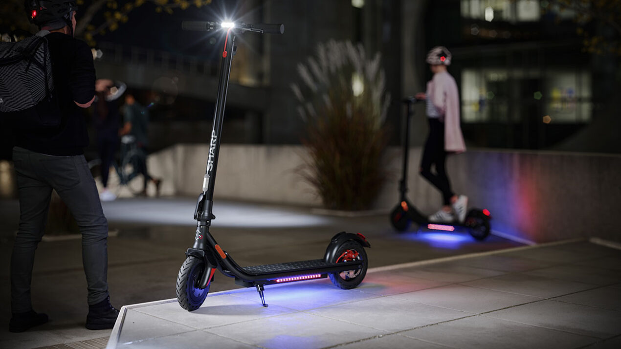 Sharp entra nella mobilità urbana con due bei monopattini elettrici