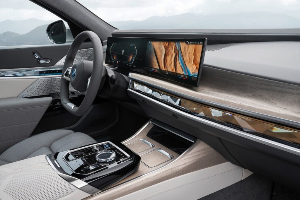 La Serie reale si fa elettrica e ricca di tecnologia: date il benvenuto a BMW i7 1