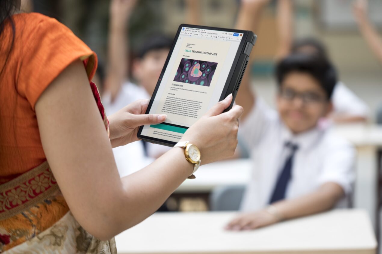 Lenovo lancia un tablet, un 2-in-1 e un software ideali per studenti e docenti