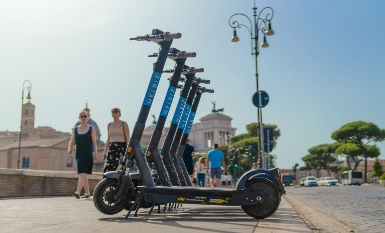Helbiz premia chi parcheggia bene i monopattini: via agli sconti in tutta Italia
