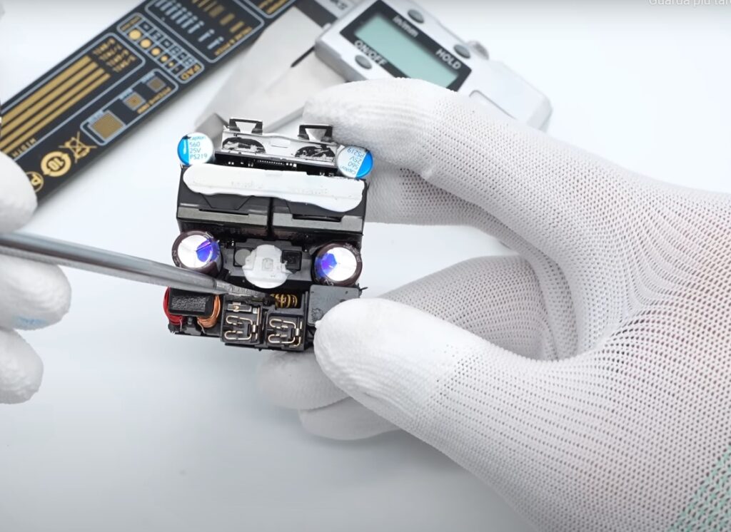 smontaggio caricabatterie Apple dual usb 35W