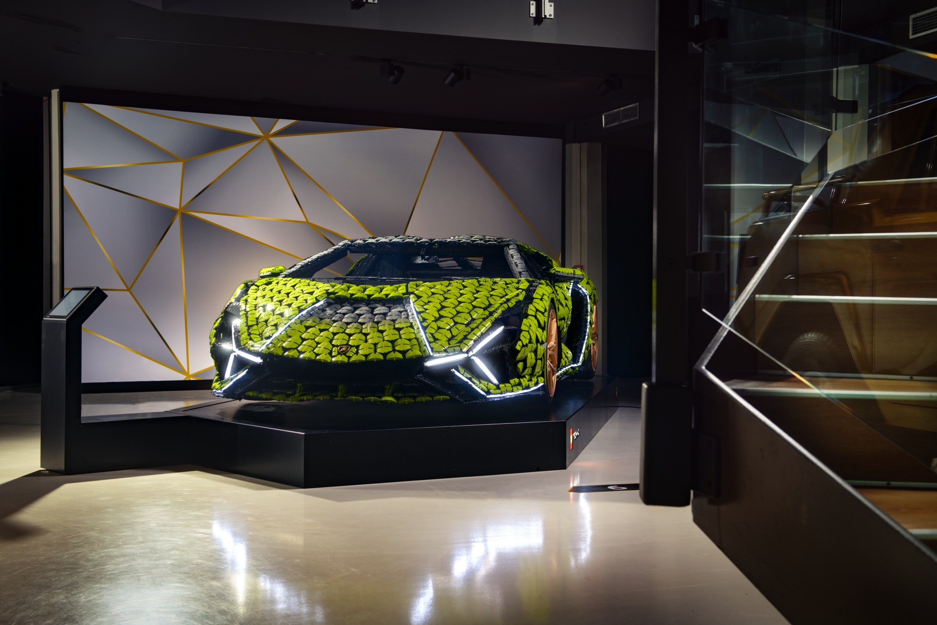 È in esposizione la Lamborghini Sián FKP37 realizzata con oltre 400.000 LEGO Technic 14