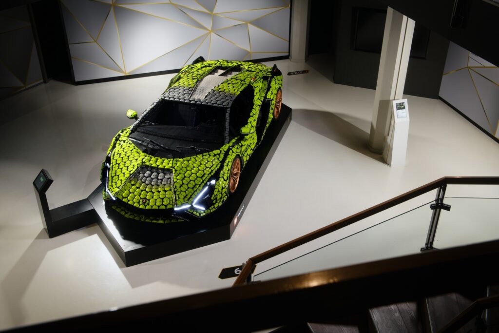 È in esposizione la Lamborghini Sián FKP37 realizzata con oltre 400.000 LEGO Technic 11