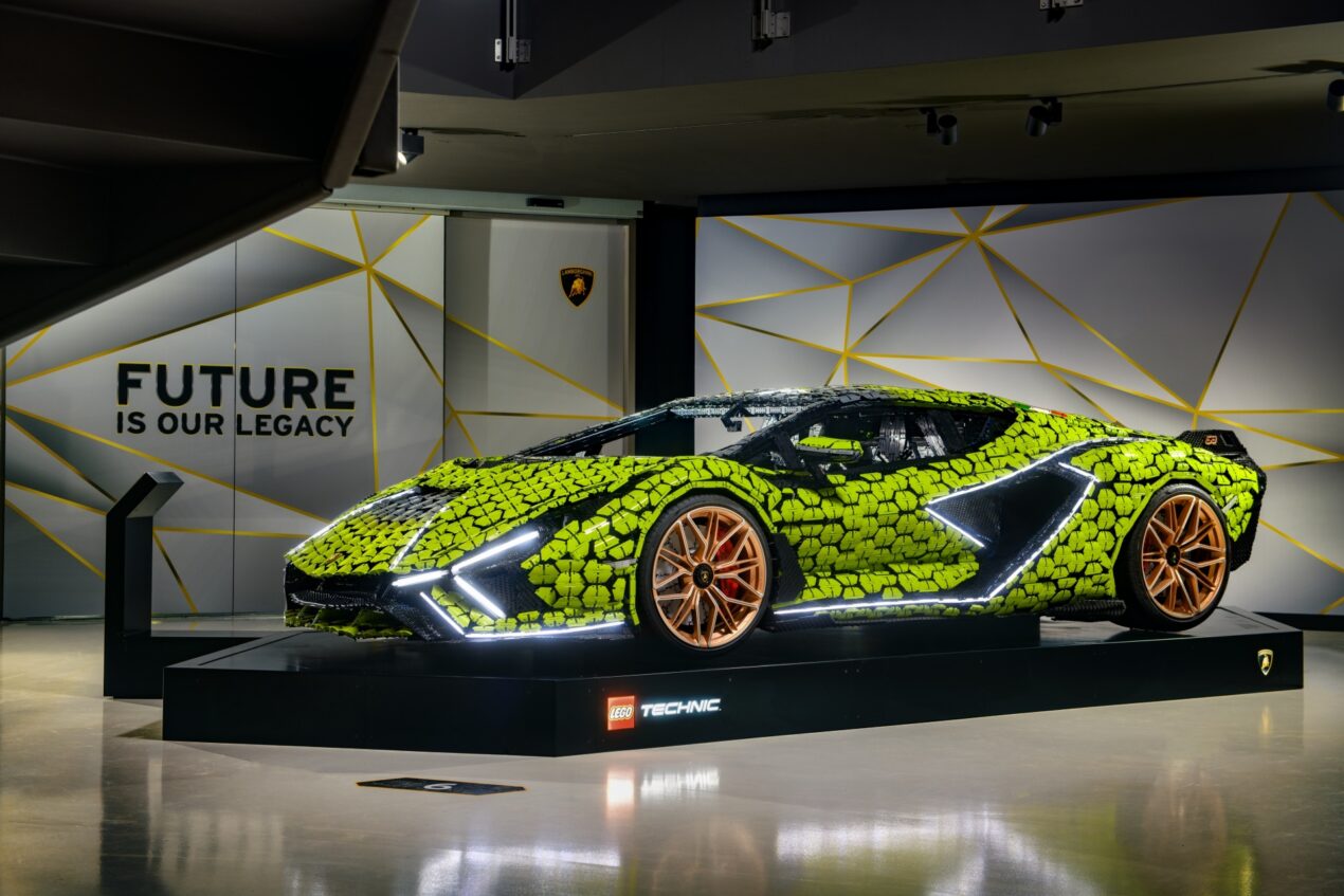 È in esposizione la Lamborghini Sián FKP37 realizzata con oltre 400.000 LEGO Technic