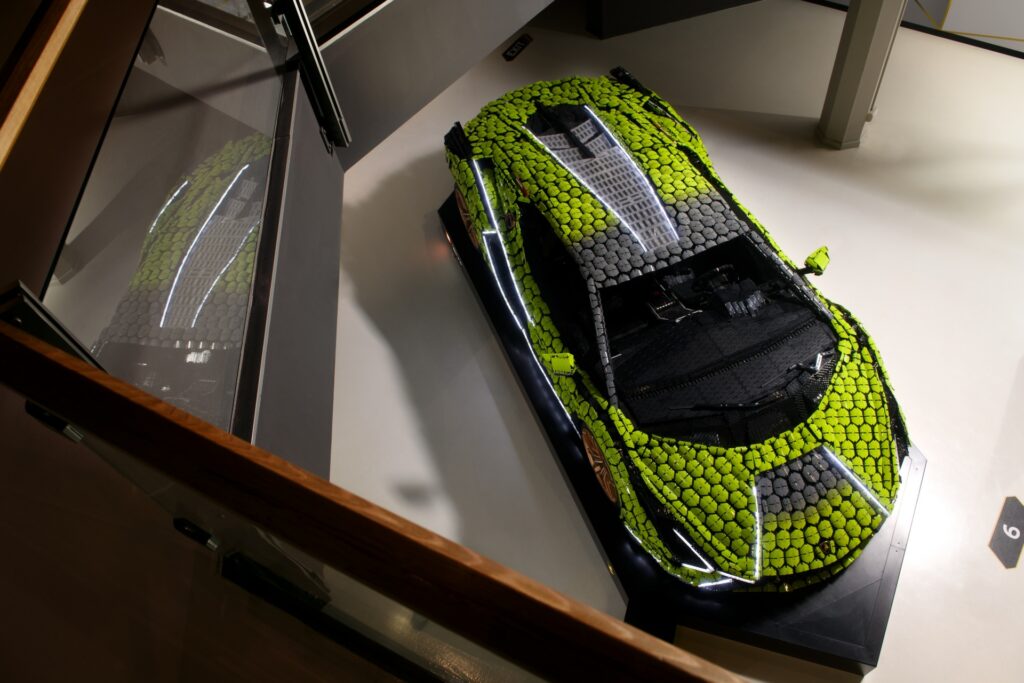 È in esposizione la Lamborghini Sián FKP37 realizzata con oltre 400.000 LEGO Technic 10