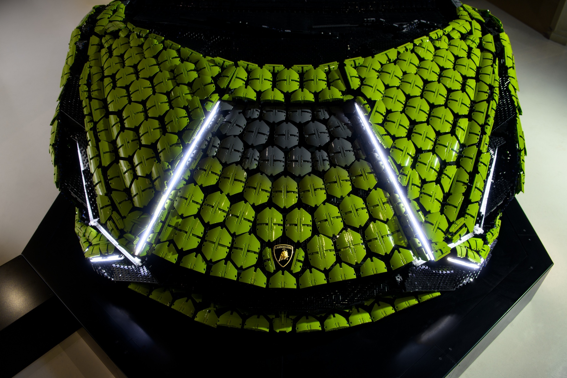 È in esposizione la Lamborghini Sián FKP37 realizzata con oltre 400.000 LEGO Technic 13