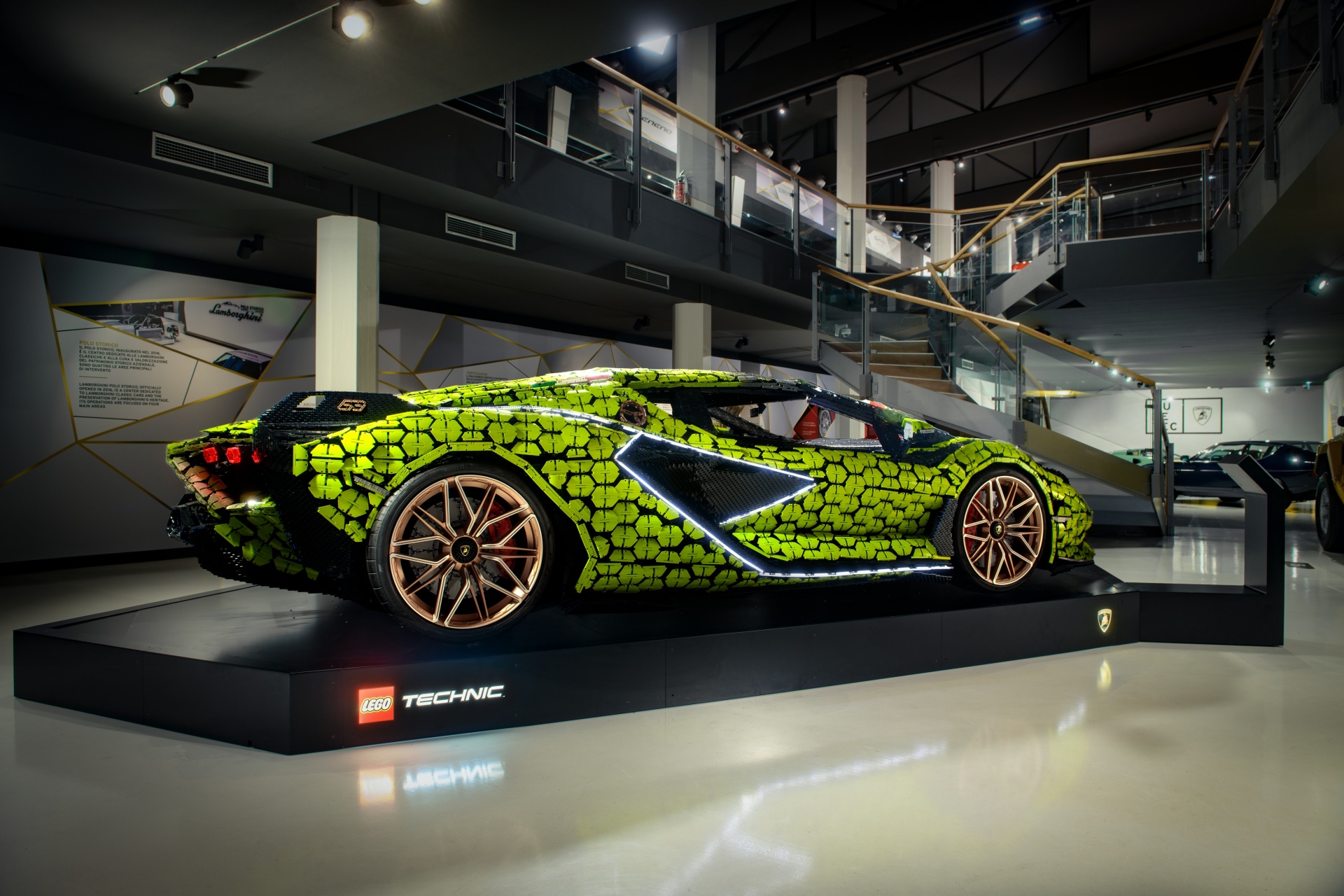 È in esposizione la Lamborghini Sián FKP37 realizzata con oltre 400.000 LEGO Technic 1