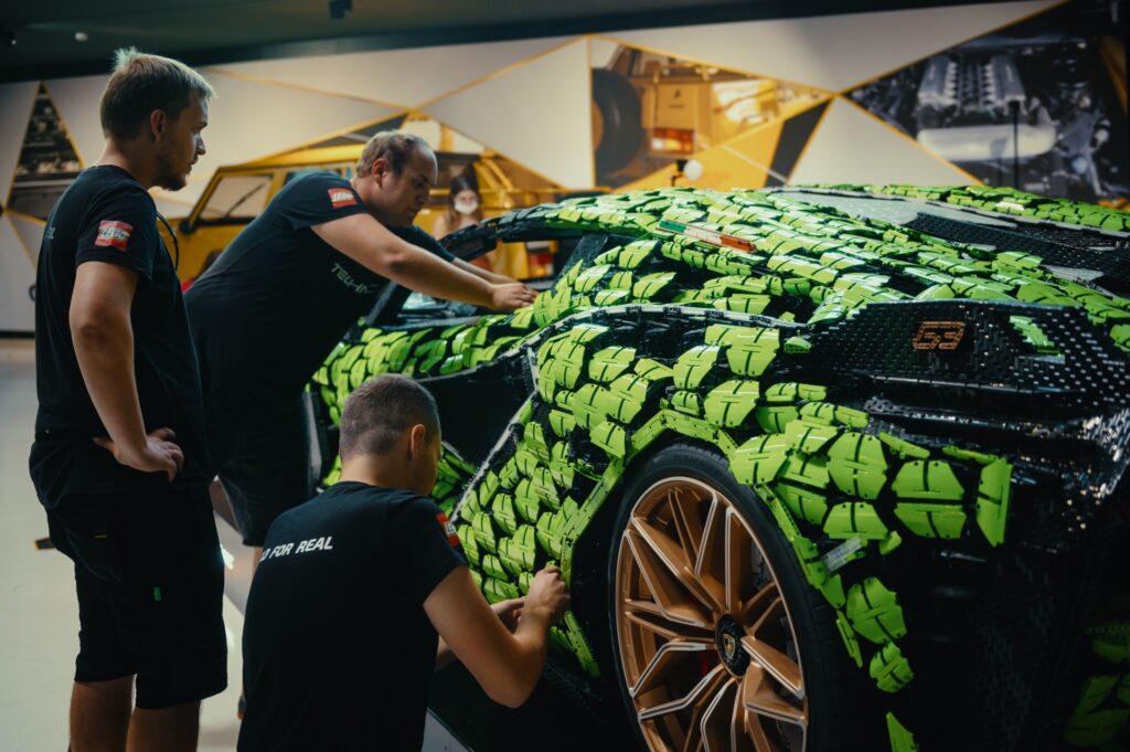 È in esposizione la Lamborghini Sián FKP37 realizzata con oltre 400.000 LEGO Technic 3