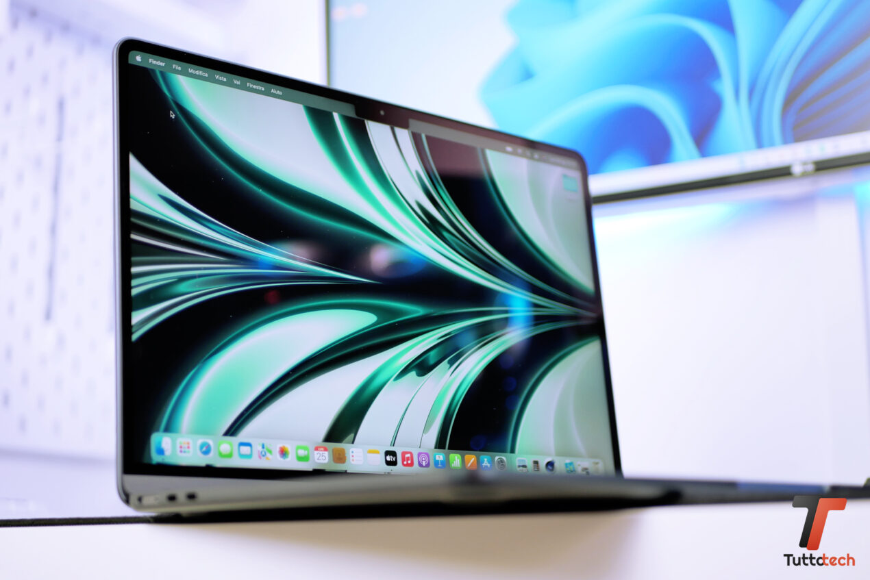 MacBook Air M2 in offerta a oltre 300 euro in meno: ora sì che diventa allettante