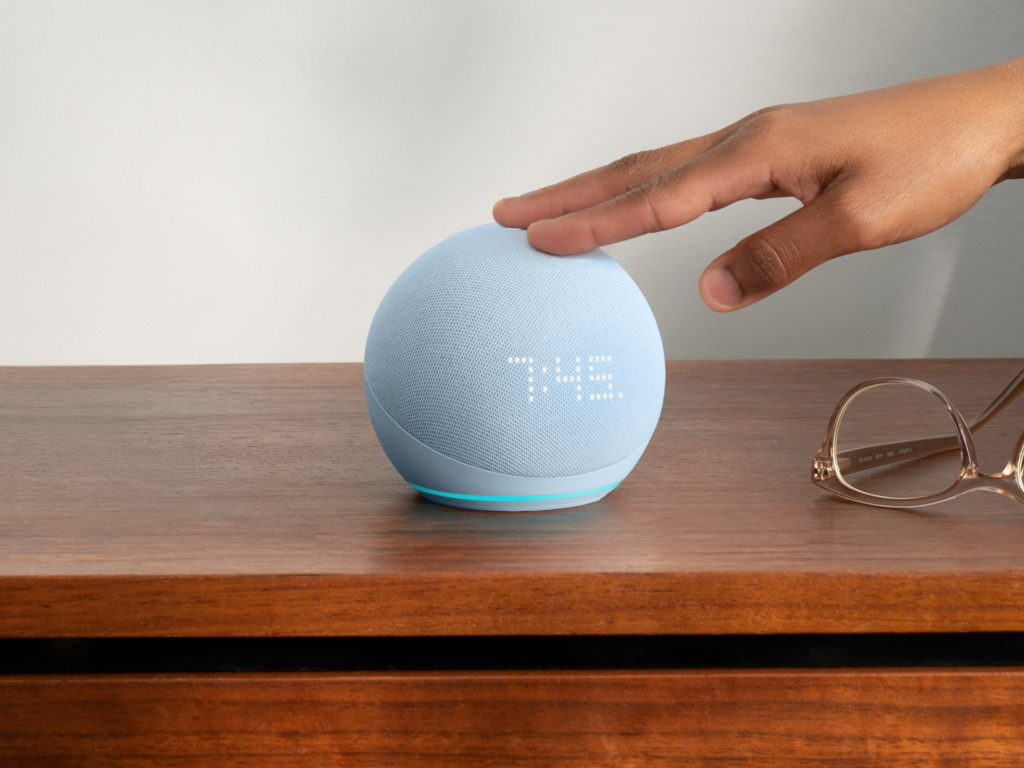 Amazon Echo Dot 5 con orologio