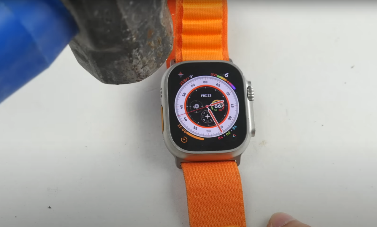 Apple Watch Ultra affronta un martello e altri test di resistenza: se la caverà?