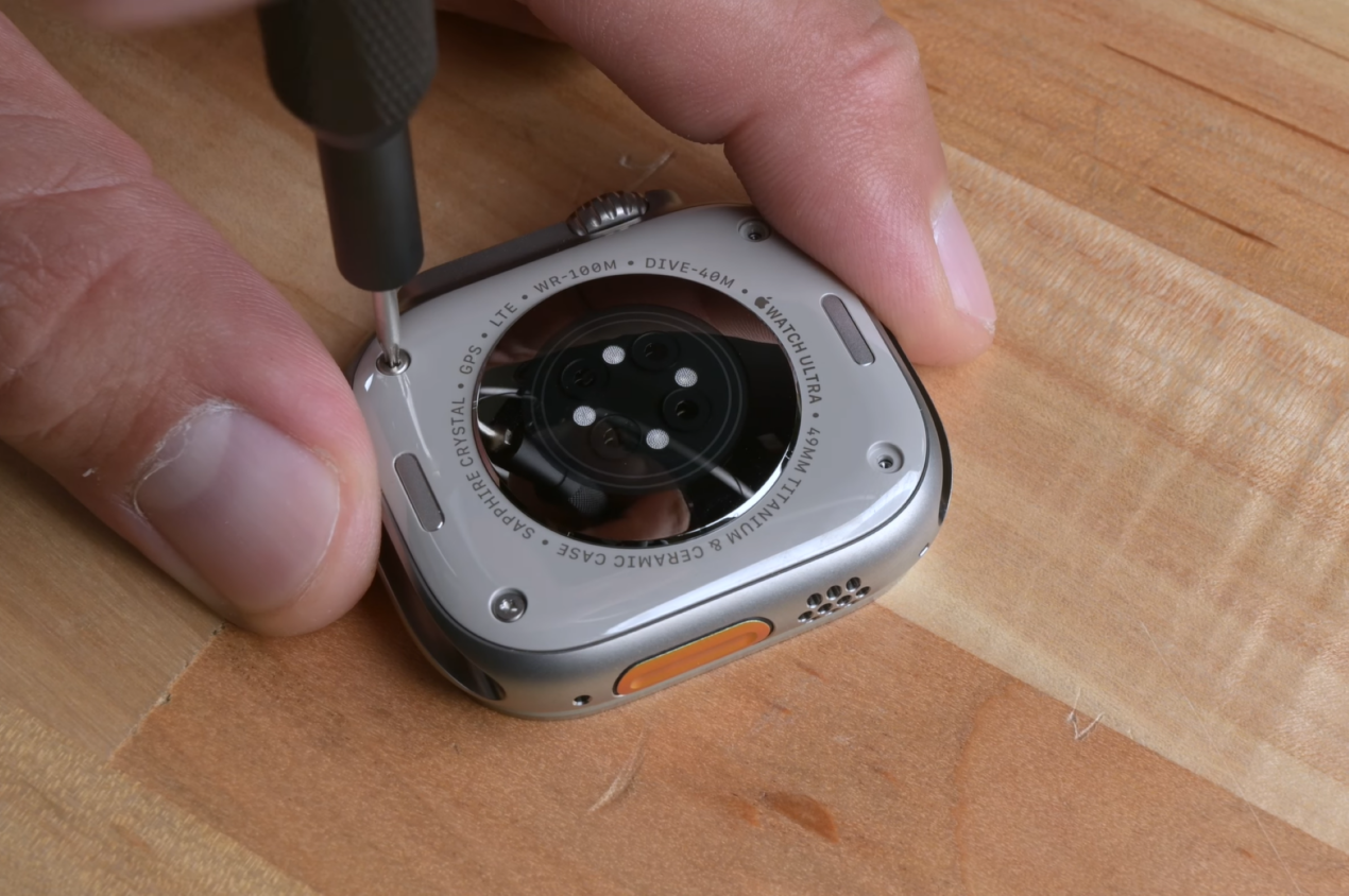 Scopriamo com'è fatto Apple Watch Ultra grazie al teardown di iFixit