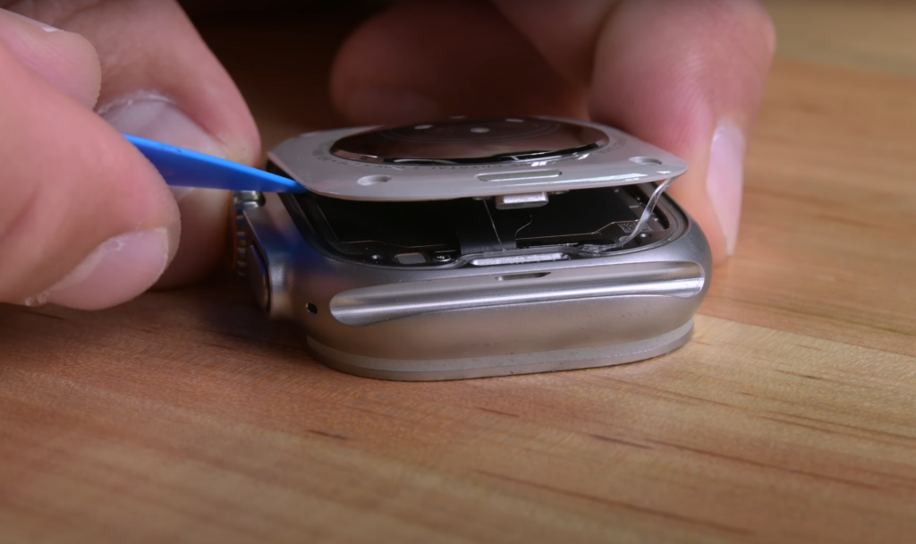 Apple Watch Ultra smontaggio iFixit