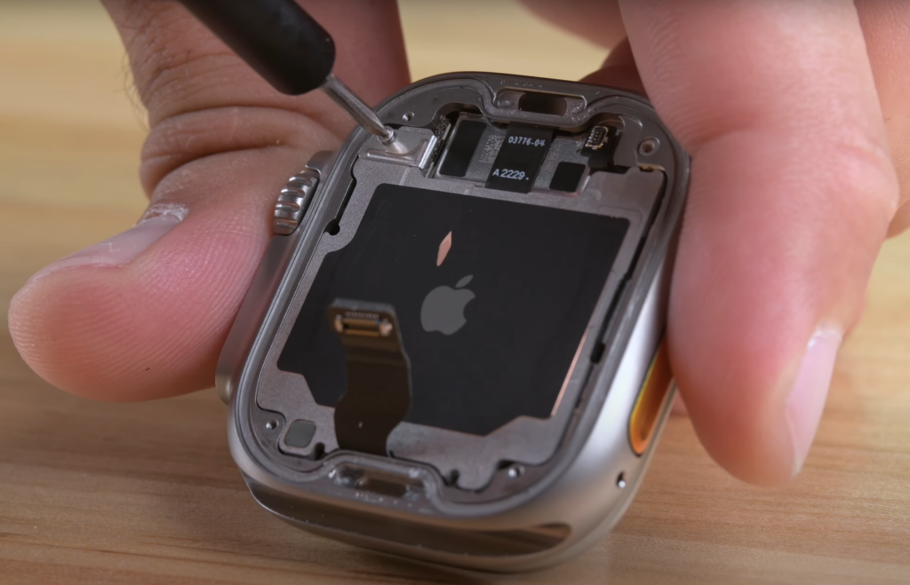 Apple Watch Ultra smontaggio iFixit