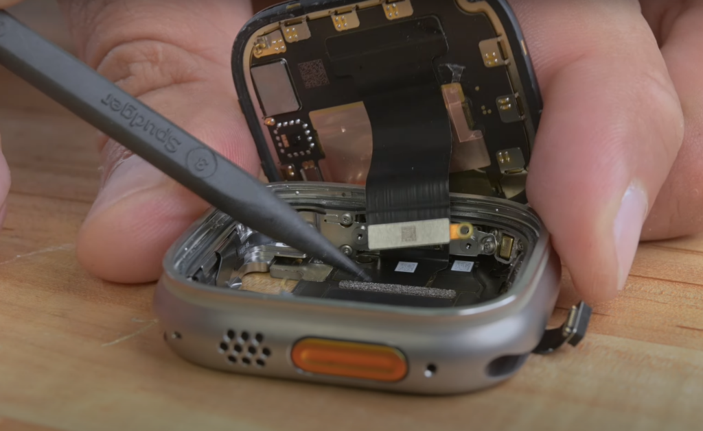 Apple Watch Ultra smontaggio iFixit