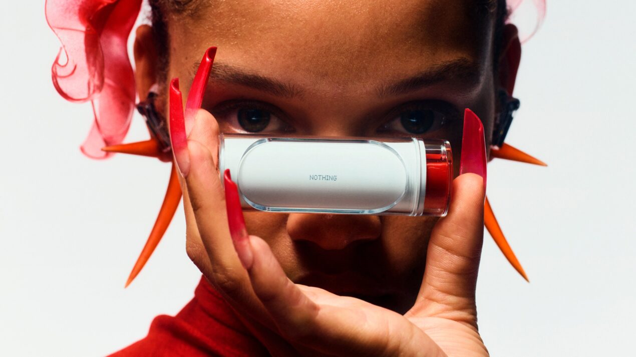 Nothing svela le immagini delle Ear Stick, cuffie TWS con custodia "a rossetto"