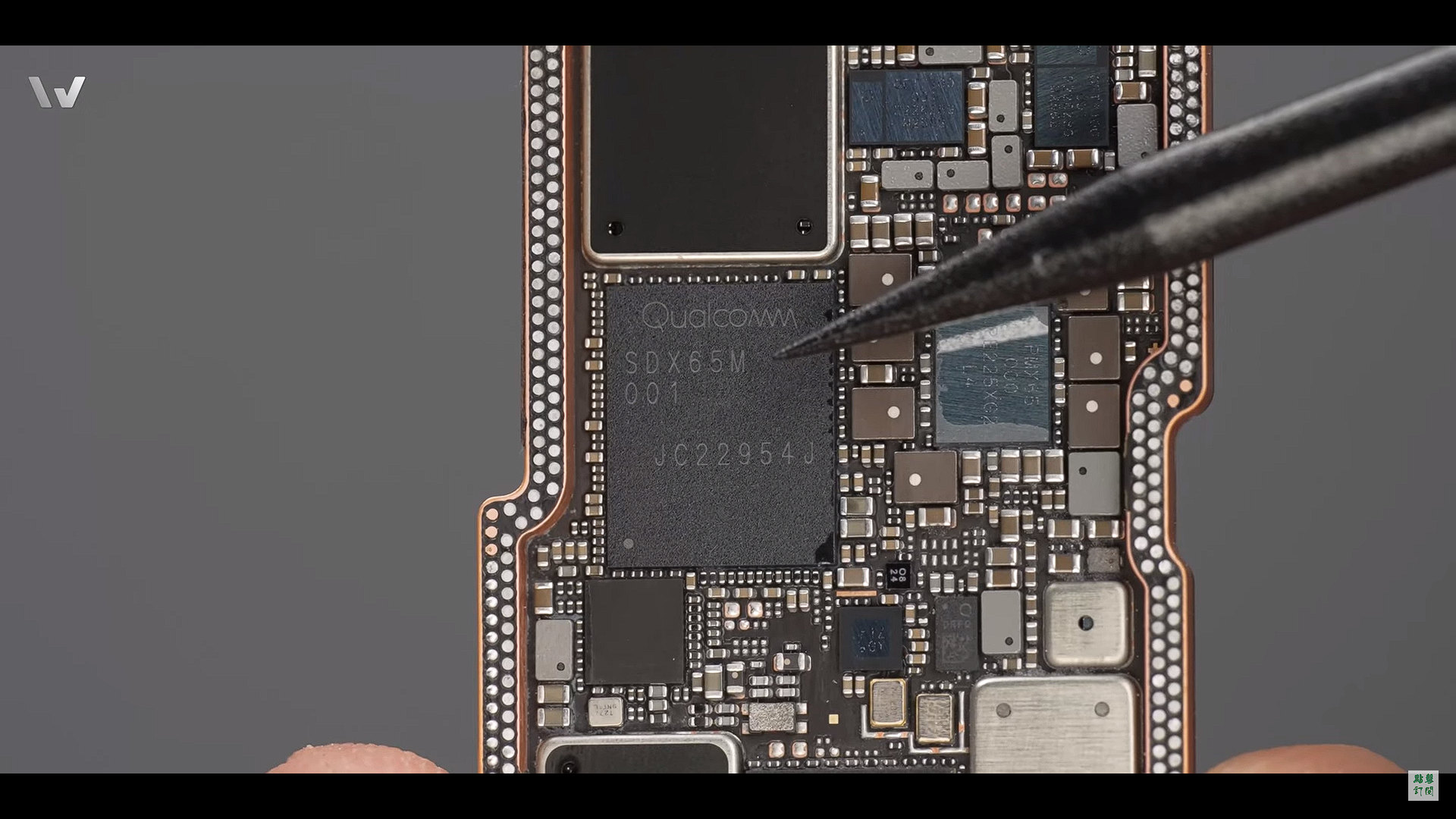Un teardown conferma che è presente il modem Snapdragon X65 di Qualcomm sugli iPhone 14 Pro e 14 Pro Max