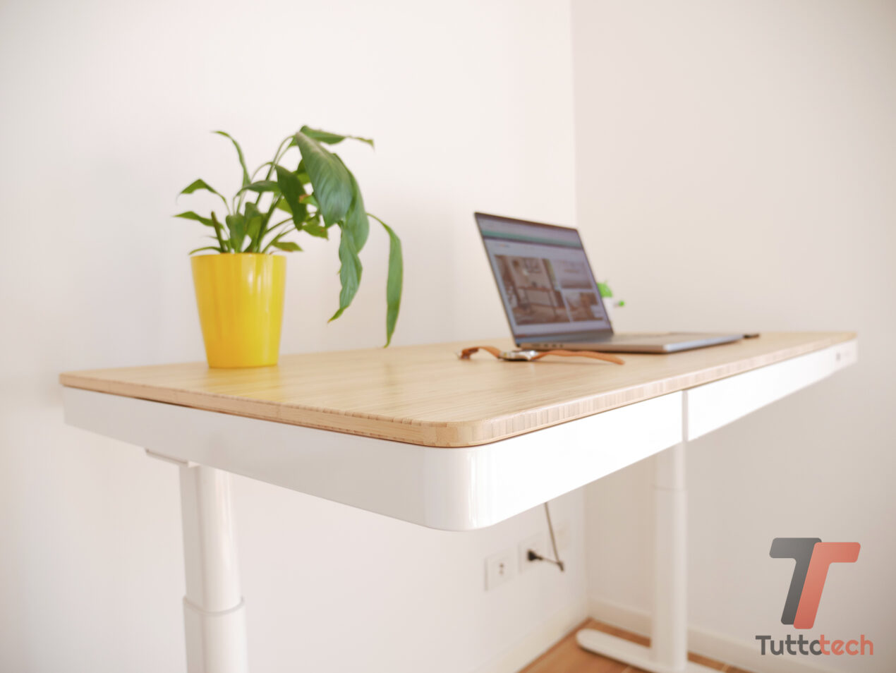 Scrivania Regolabile con ricarica Wireless FlexiSpot Q8: ve ne innamorerete