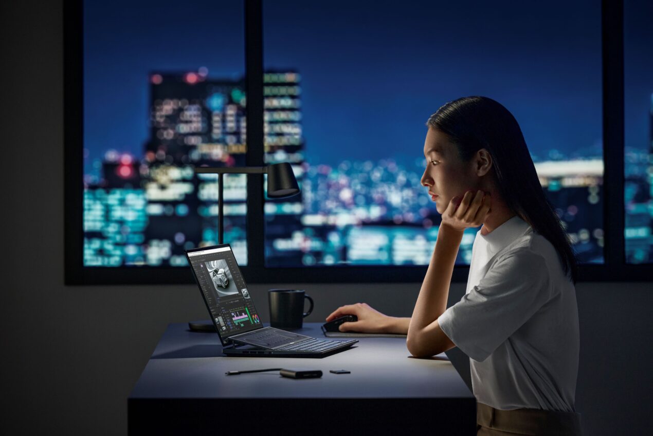 ASUS Zenbook Pro 14 Duo OLED arriva in Italia: doppio schermo con carattere