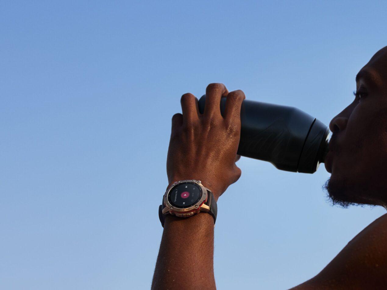 Titanio e vetro zaffiro per Amazfit Falcon, nuovo sportwatch ufficiale in Italia