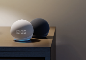 Amazon Echo Dot con orologio (5a gen)