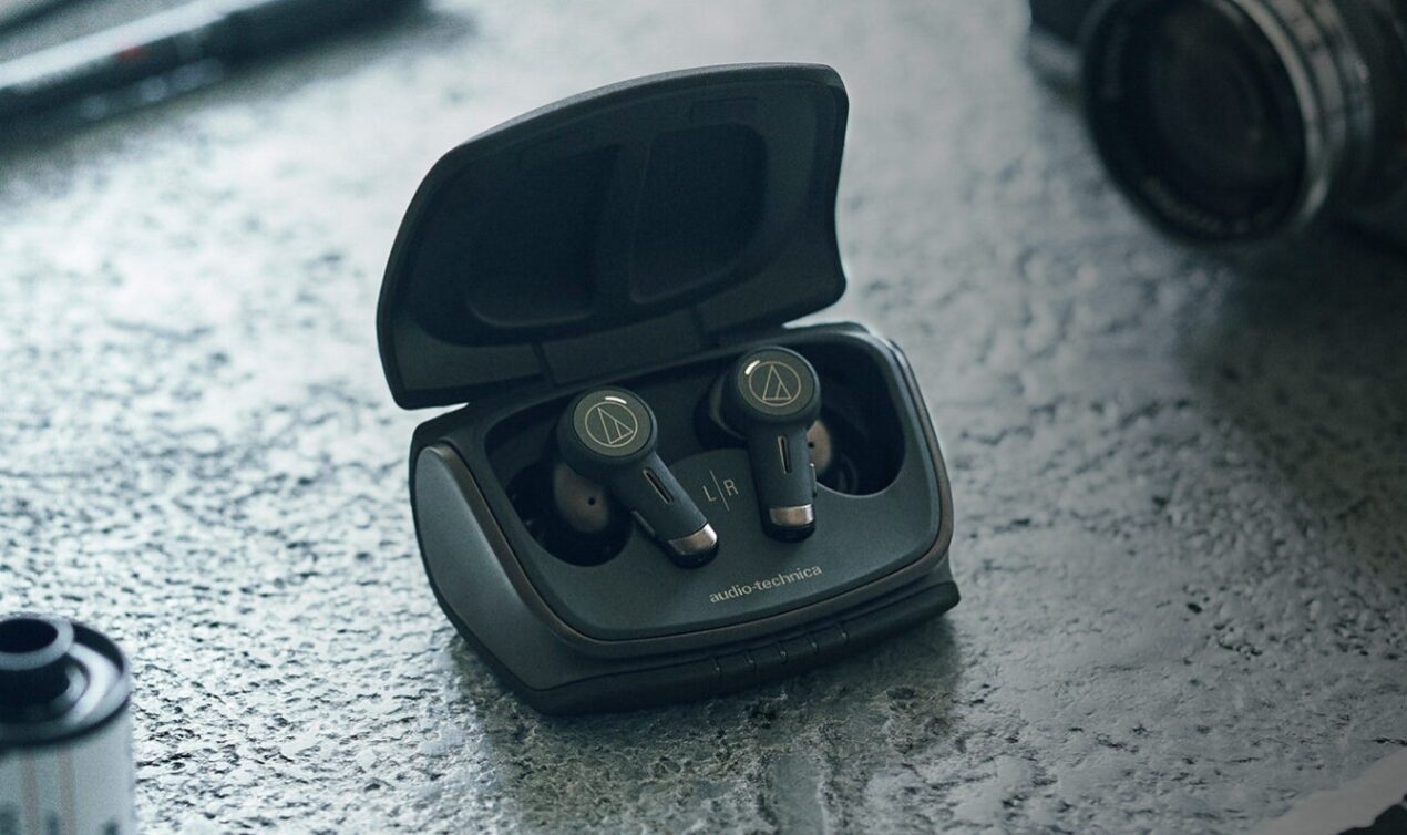 Audio-Technica alza l'asticella con ATH-TWX9, cuffie TWS che si puliscono da sole