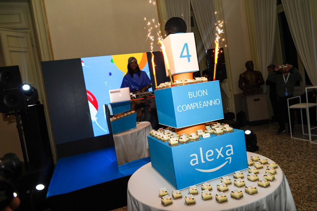 Torta Amazon Alexa 4 anni in Italia