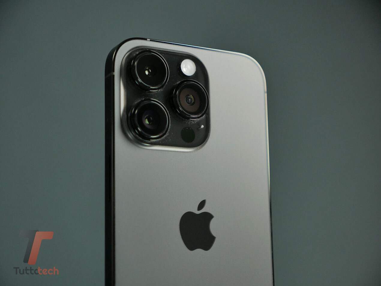 iPhone 16 Pro Max potrebbe montare un super teleobiettivo