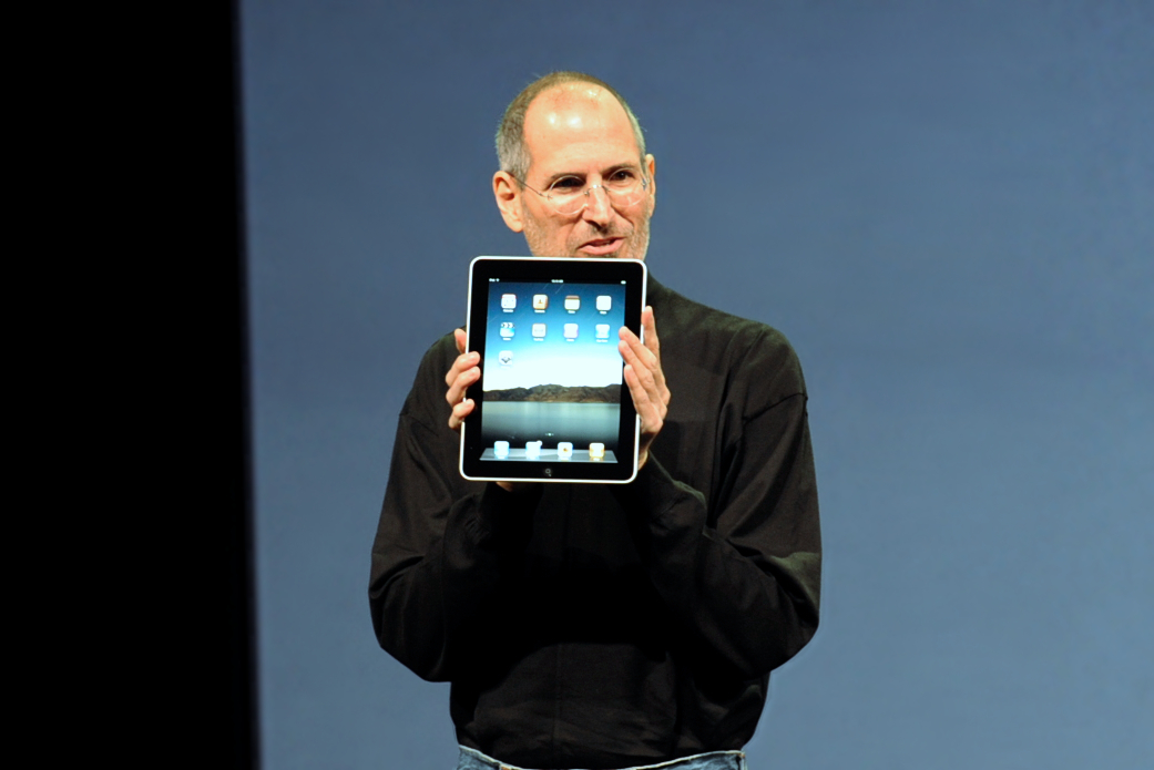 Steve Jobs con il primo iPad