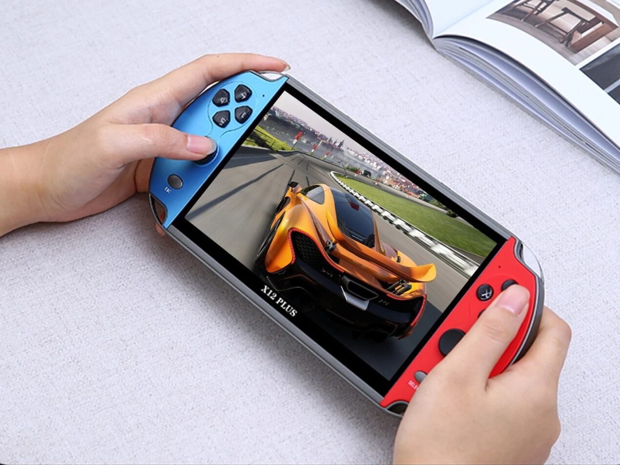 Grande schermo e infinite possibilità di gioco con questa console portatile in offerta