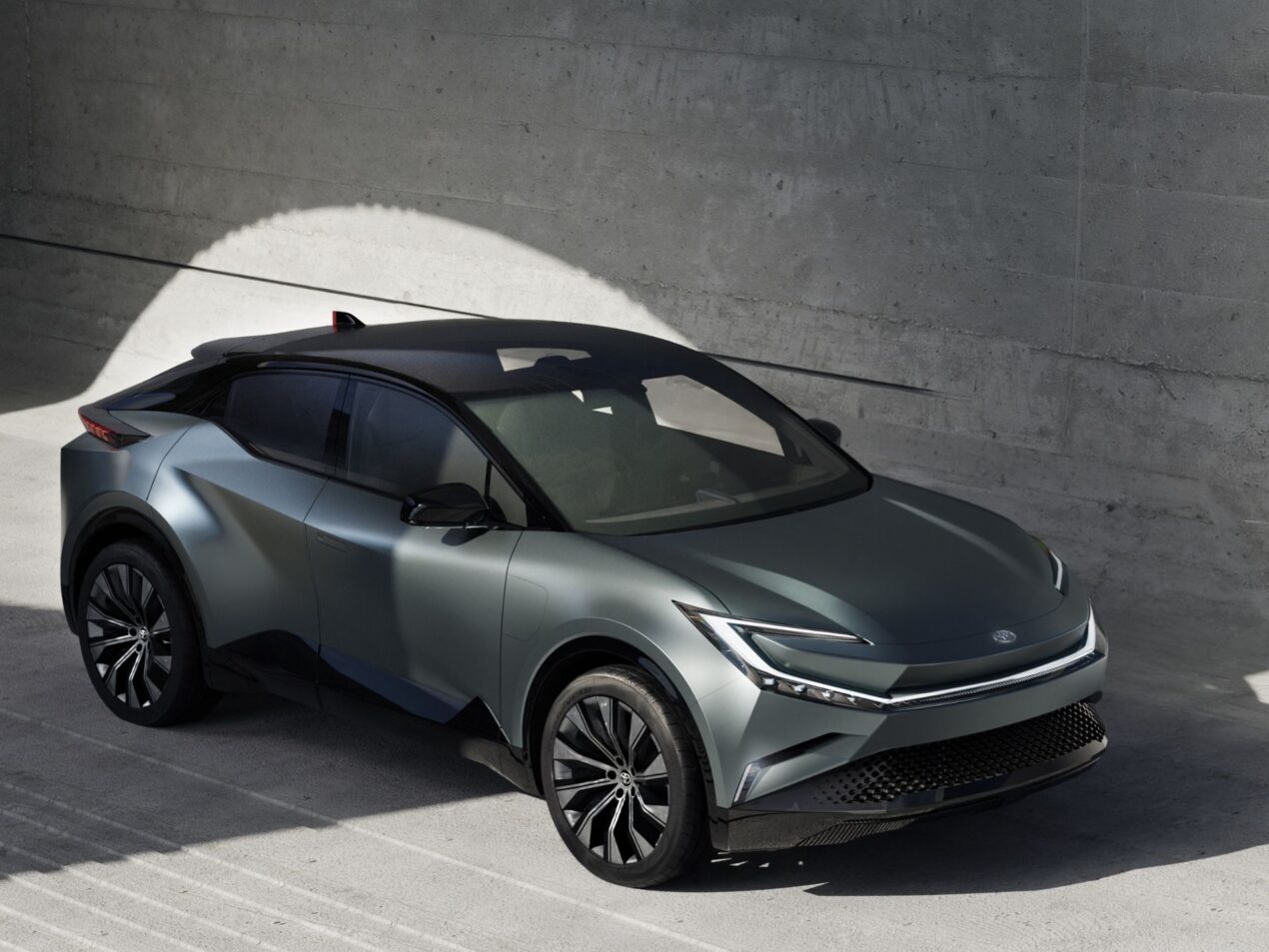 Toyota cambia strategia: ecco il piano per la rivoluzione elettrica