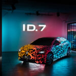 Volkswagen ID.7 esce allo scoperto al CES 2023, la berlina pronta a sfidare Tesla 4