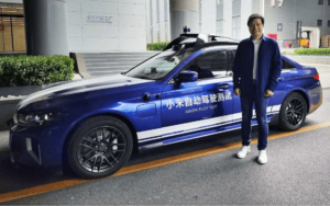 Lei Jun con prima auto elettrica Xiaomi