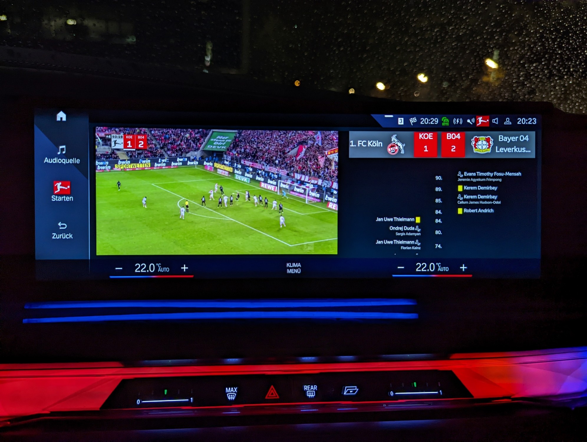 Una partita di calcio vista dalla BMW Serie 7