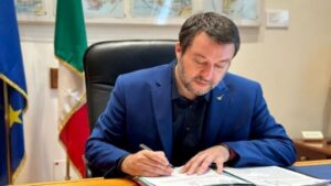 Il ministro Salvini verso la stretta ai monopattini