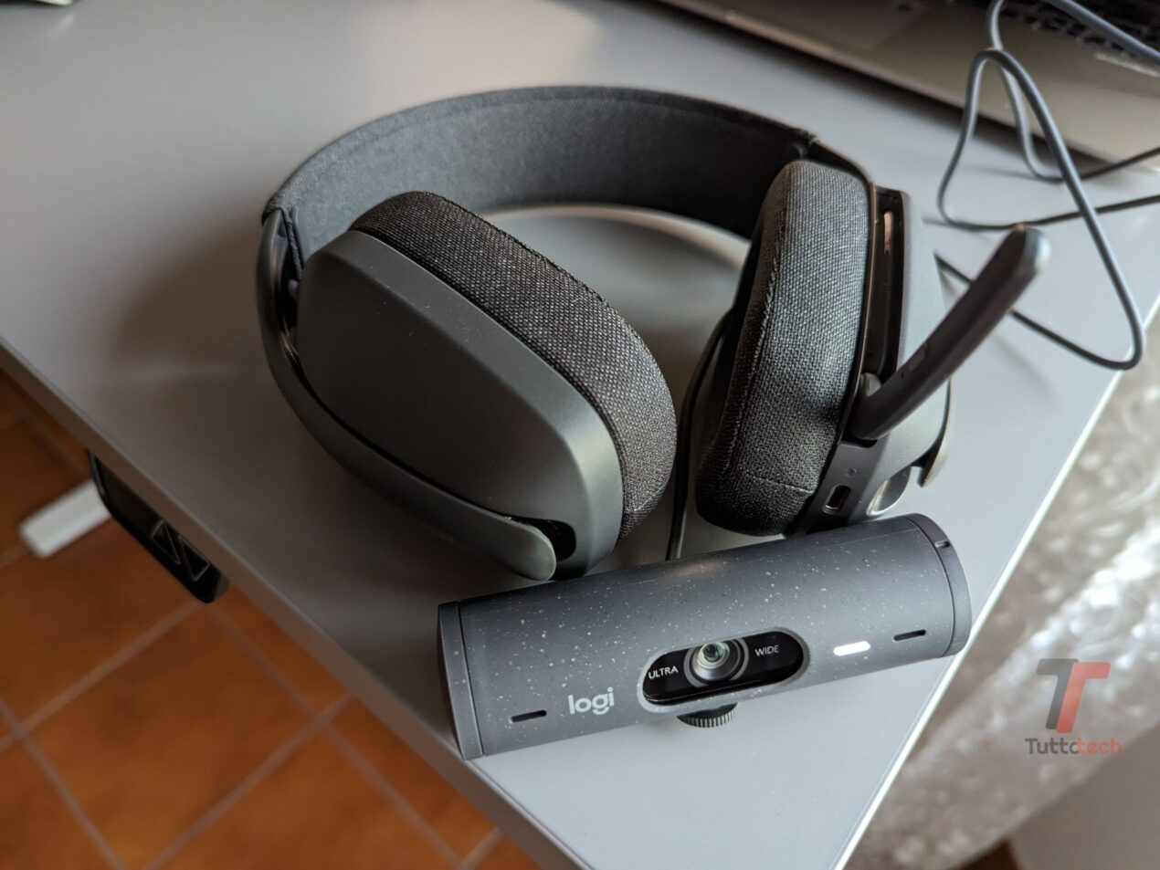 Bluetooth Multipoint e microfono flip-to-mute: sconto del 60% sulle cuffie Logitech Zone Vibe 100