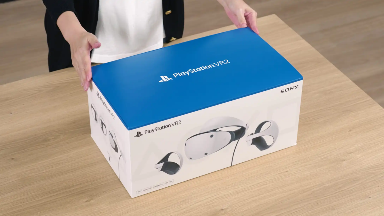 PlayStation VR2 in bella mostra nell'unboxing ufficiale di Sony