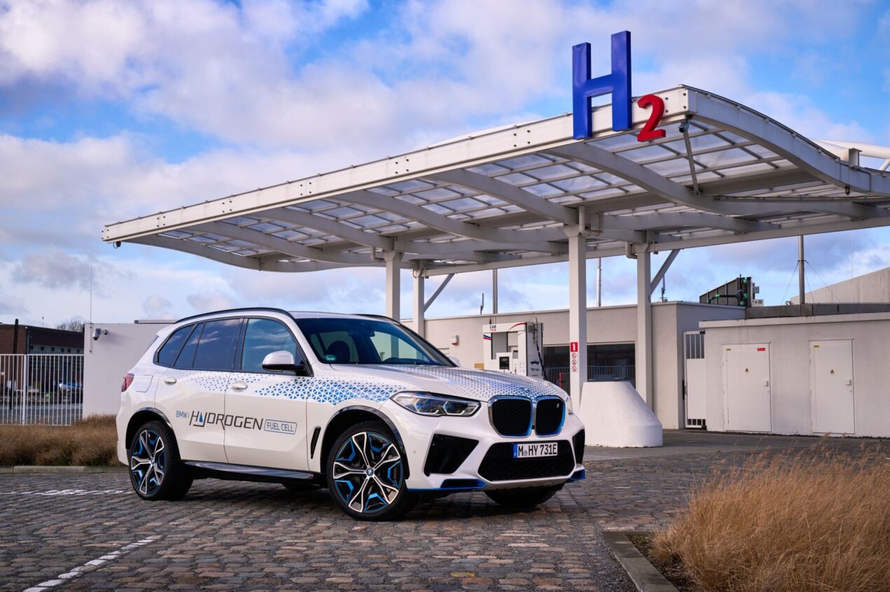 BMW si dà (anche) all'idrogeno: partita la produzione di iX5 Hydrogen