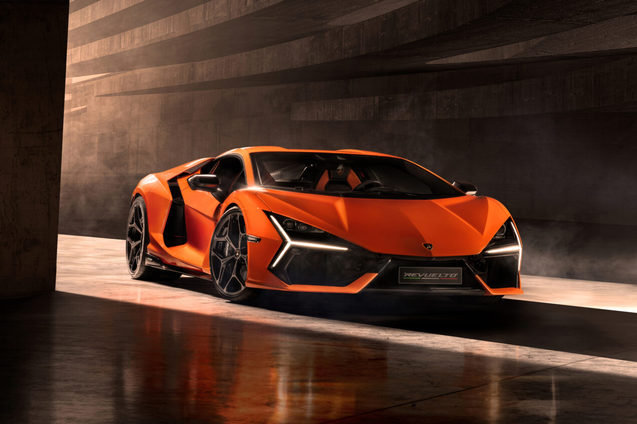 Lamborghini Revuelto ufficiale: la prima HPEV ibrida V12 da oltre 1.000 CV